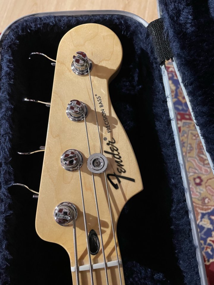 Fender Precision Bass Standard MIM + Hardcase de segunda mano · Foto 4 de 7 · Madrid · 850 €