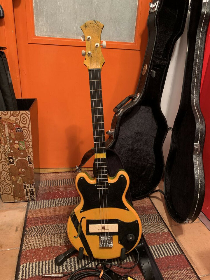 Cigar Box Guitar "Kill Bill" (forma 335) + extras: correa de terciopelo + case...