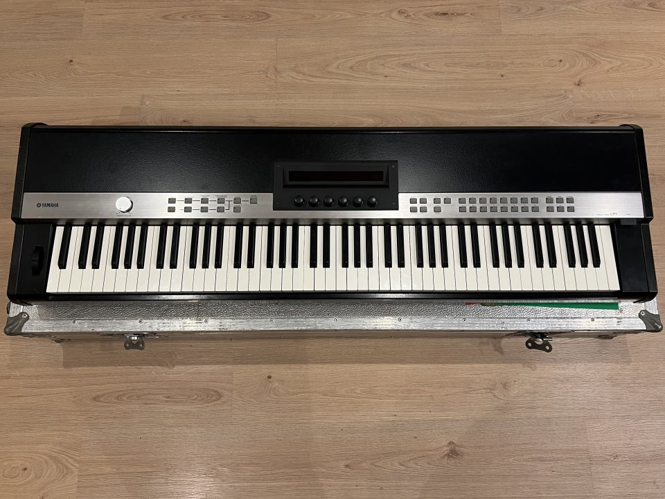 Piano Yamaha CP1 con flight case a medida y soporte original.