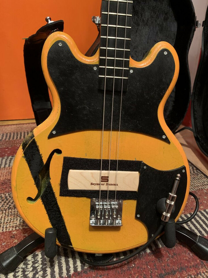 Cigar Box Guitar "Kill Bill" (forma 335) + extras: correa de terciopelo + case...