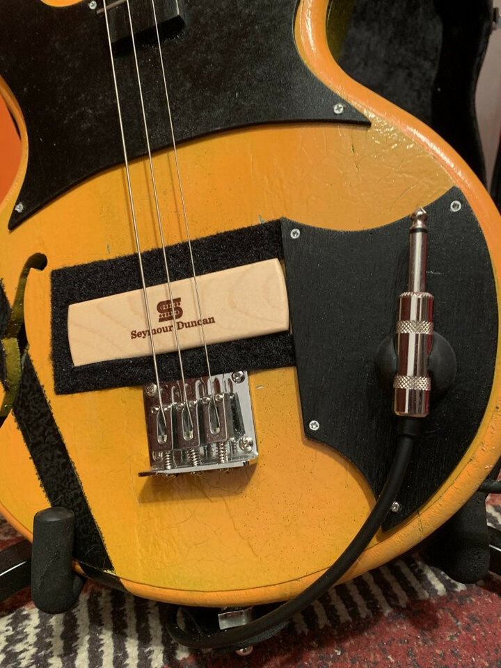 Cigar Box Guitar "Kill Bill" (forma 335) + extras: correa de terciopelo + case...