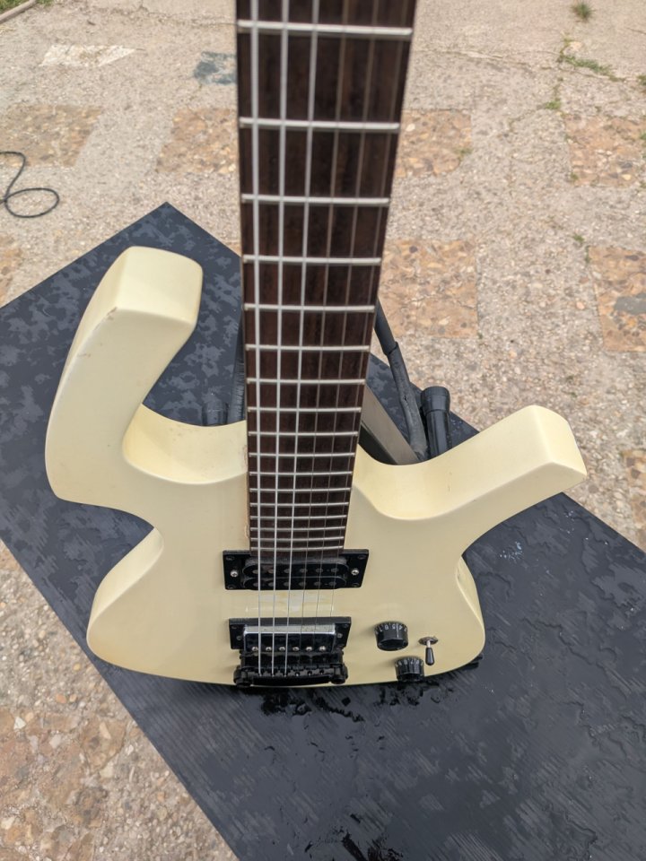 Guitarra eléctrica estilo Parker (posible cambio por acústica 12 cuerdas) de segunda mano · Foto 4 de 10 · Madrid · 150 €
