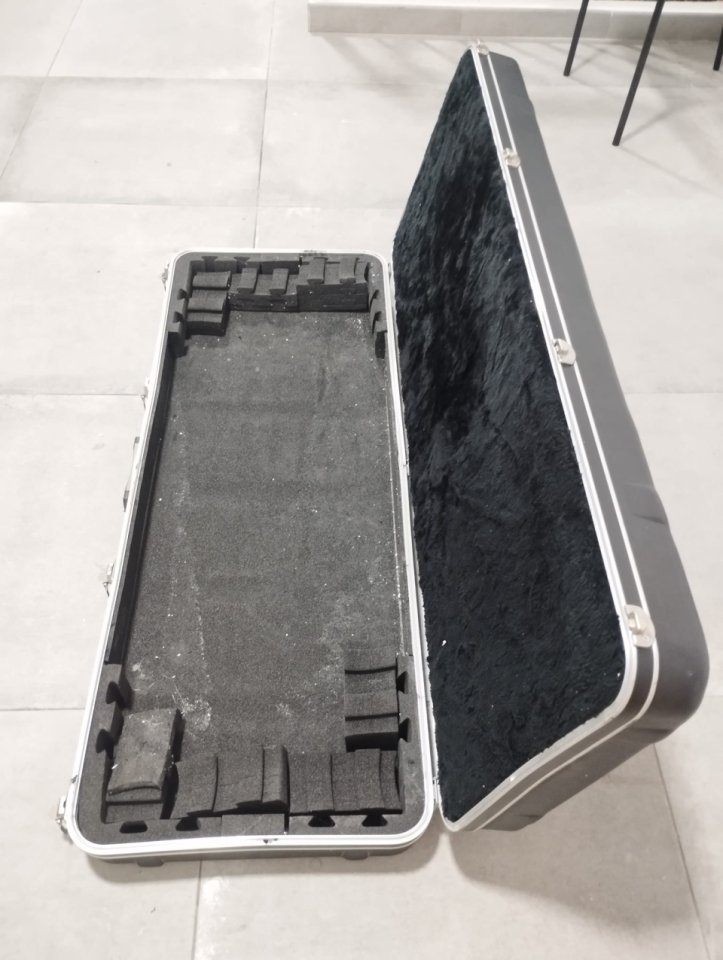 Estuche para guitarra/teclado de segunda mano · Foto 4 de 4 · Málaga · 50 €