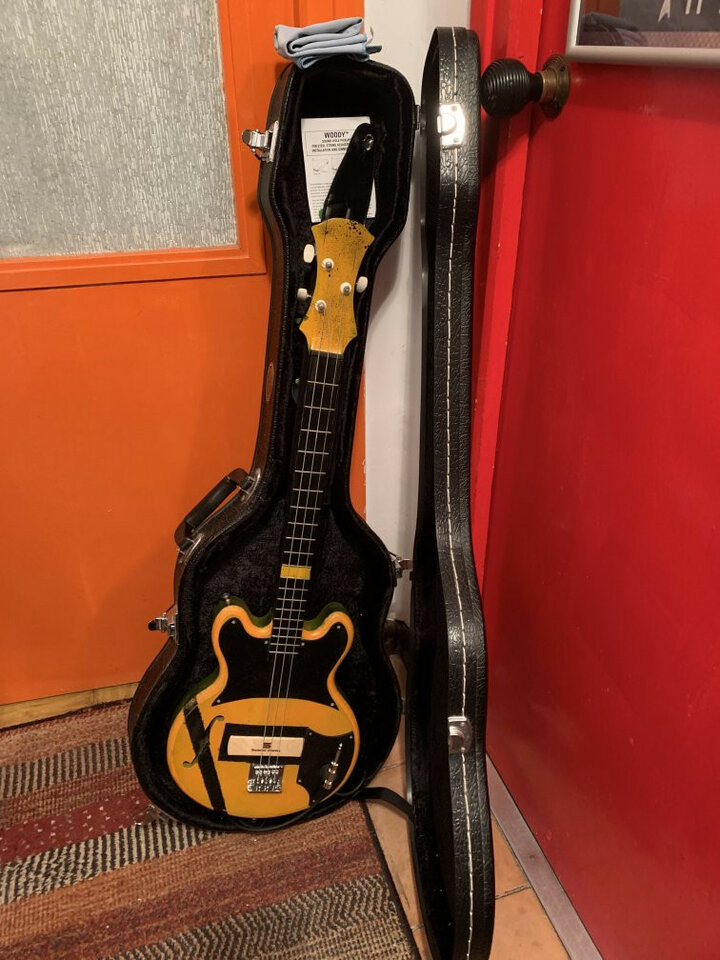 Cigar Box Guitar "Kill Bill" (forma 335) + extras: correa de terciopelo + case...