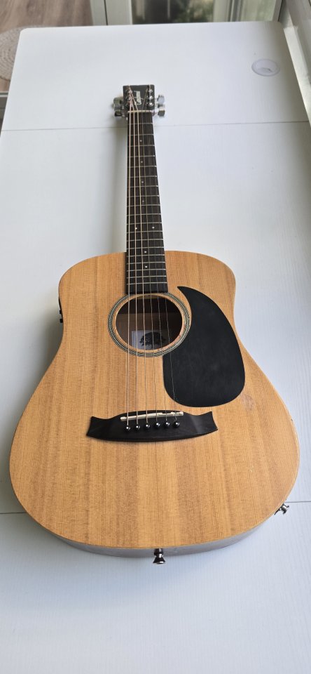 Guitarra viaje electroacústica de segunda mano · Foto 1 de 10 · Madrid · 100 €