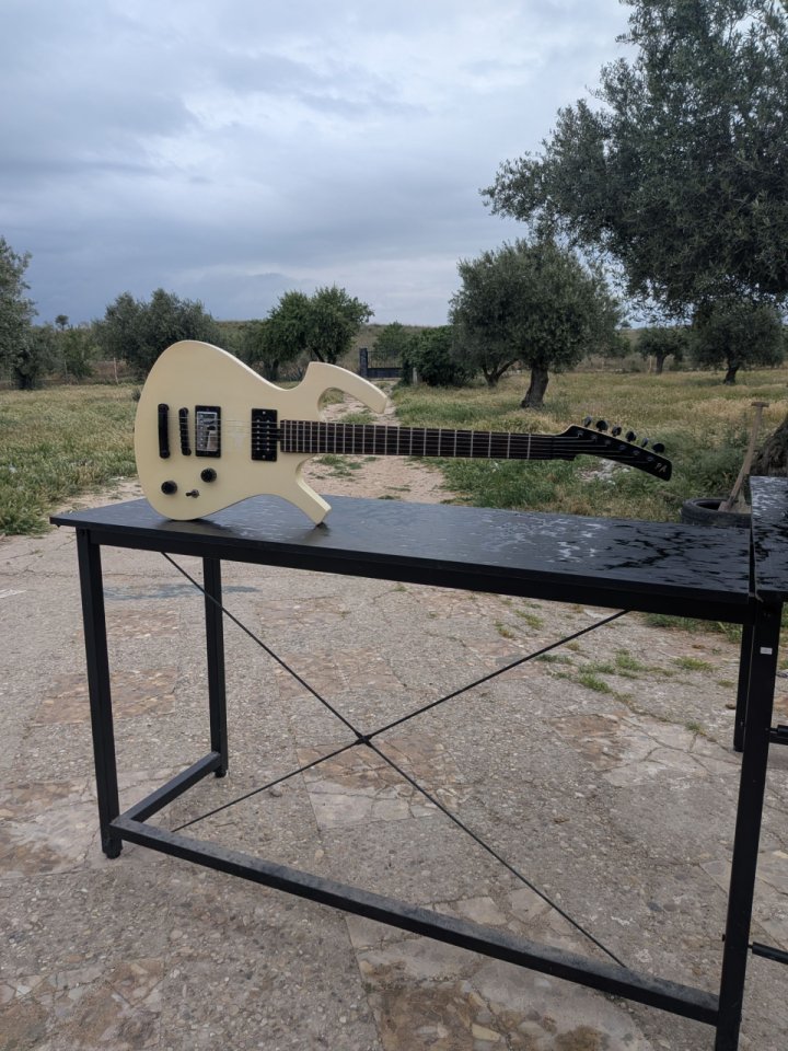 Guitarra eléctrica estilo Parker (posible cambio por acústica 12 cuerdas) de segunda mano · Foto 9 de 10 · Madrid · 150 €