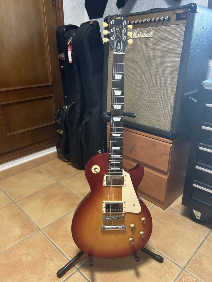 Gibson Les Paul Tribute 2023 de segunda mano · Foto 1 de 8 · Cádiz · 900 €