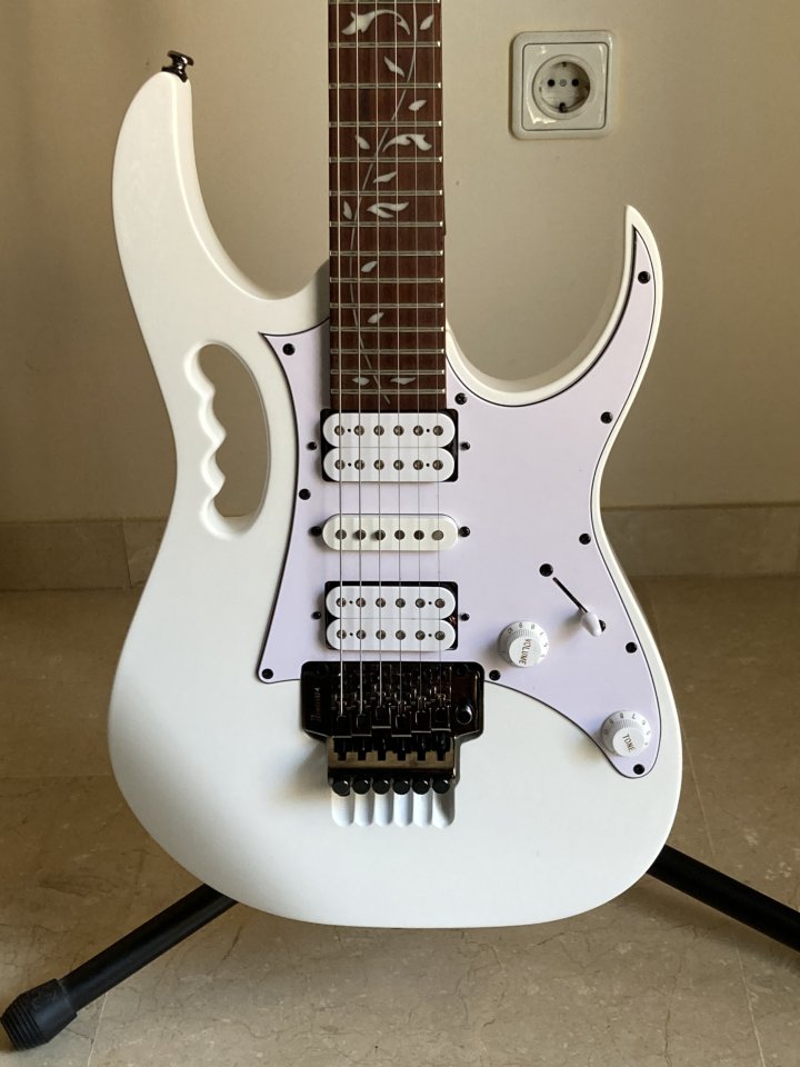 Ibanez Jem jr con funda de segunda mano · Foto 1 de 10 · Valencia · 330 €
