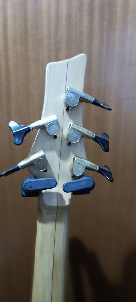 Bajo eléctrico hecho a mano de 5 cuerdas del luthier Jose Merlos. Incluye correa original Merlos.