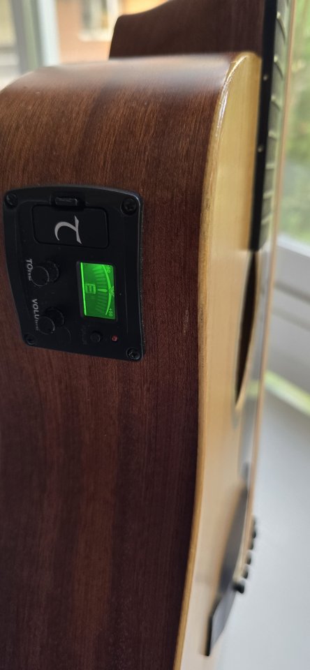 Guitarra viaje electroacústica de segunda mano · Foto 7 de 10 · Madrid · 100 €