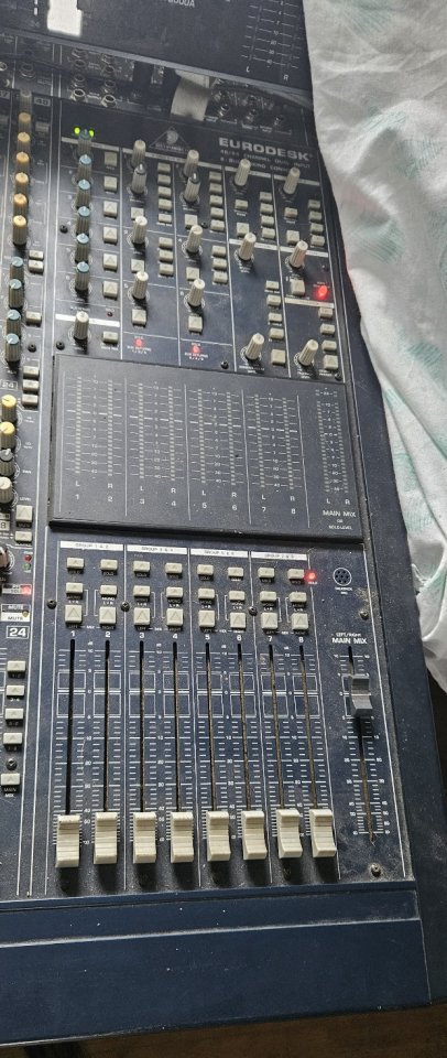 Mesa 24 ch. Behringer MX-8000