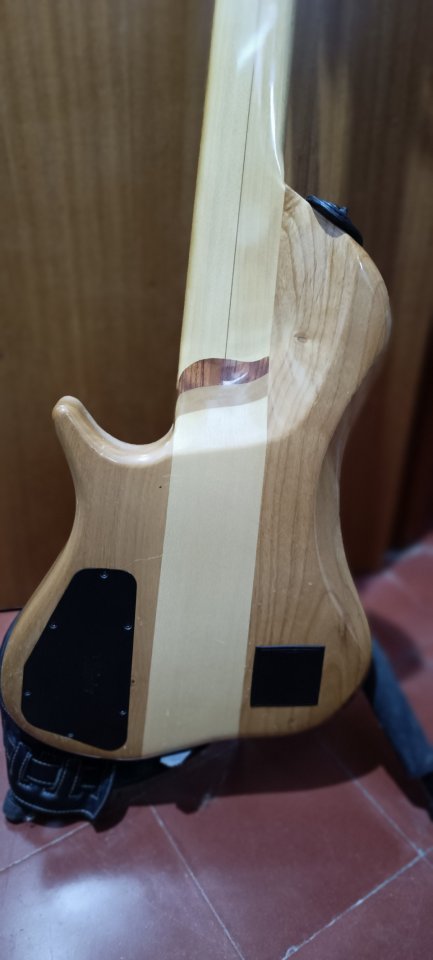 Bajo eléctrico hecho a mano de 5 cuerdas del luthier Jose Merlos. Incluye correa original Merlos.