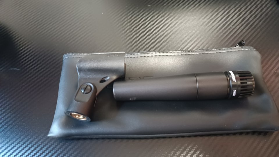Micrófono Shure SM57 con Pinza A25D + funda +cable de segunda mano · Foto 2 de 3 · Valencia · 50 €