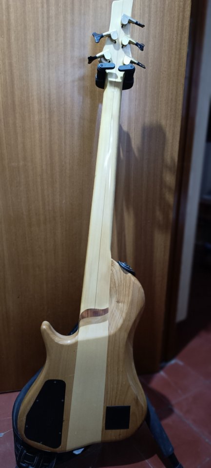 Bajo eléctrico hecho a mano de 5 cuerdas del luthier Jose Merlos. Incluye correa original Merlos.