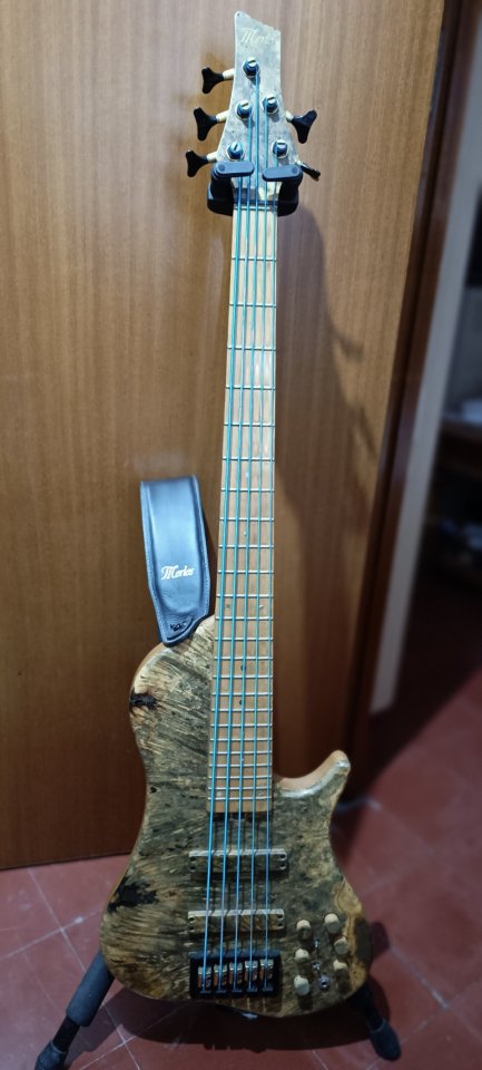 Bajo eléctrico hecho a mano de 5 cuerdas del luthier Jose Merlos. Incluye correa original Merlos.
