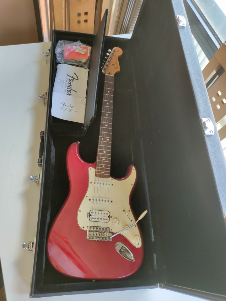 Fender Stratocaster HSS Made in Mexico (2011) Roja + Estuche Rígido de segunda mano · Foto 10 de 10 · Madrid · 650 €