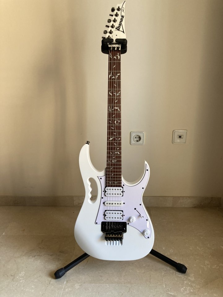 Ibanez Jem jr con funda de segunda mano · Foto 5 de 10 · Valencia · 330 €