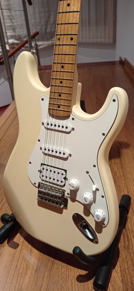Guitarra eléctrica Squier Stratocaster Corea CN 1995 logo dorado