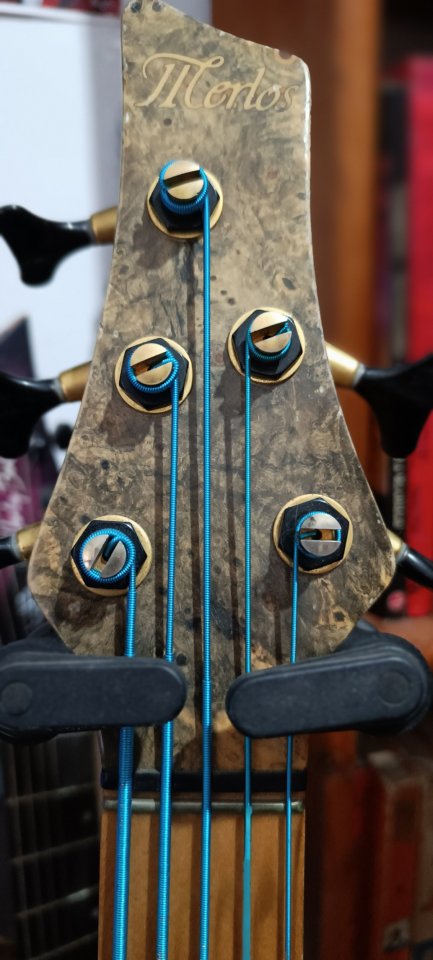 Bajo eléctrico hecho a mano de 5 cuerdas del luthier Jose Merlos. Incluye correa original Merlos.