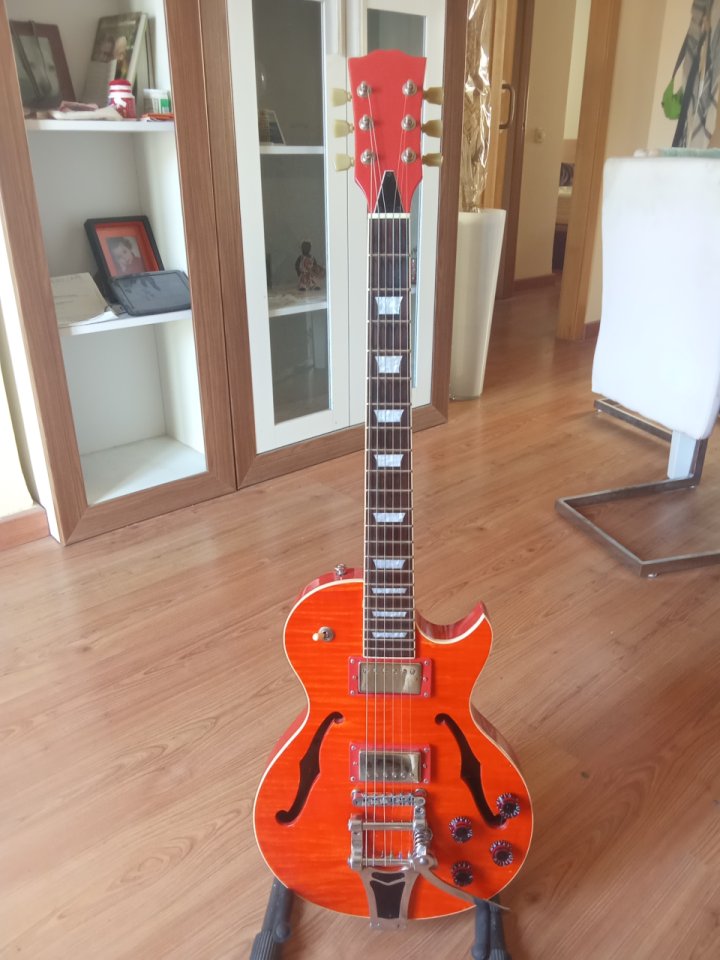 Vendo Expectacular Guitar de Luthier Tipo Gibson de Semicaja de segunda mano · Foto 1 de 10 · Castellón · 795 €