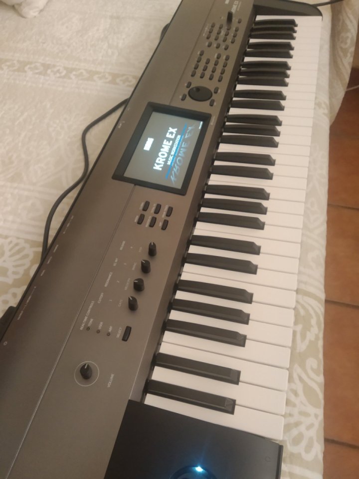 Korg Krome EX 61+Extras de segunda mano · Foto 1 de 8 · Valencia · 500 €