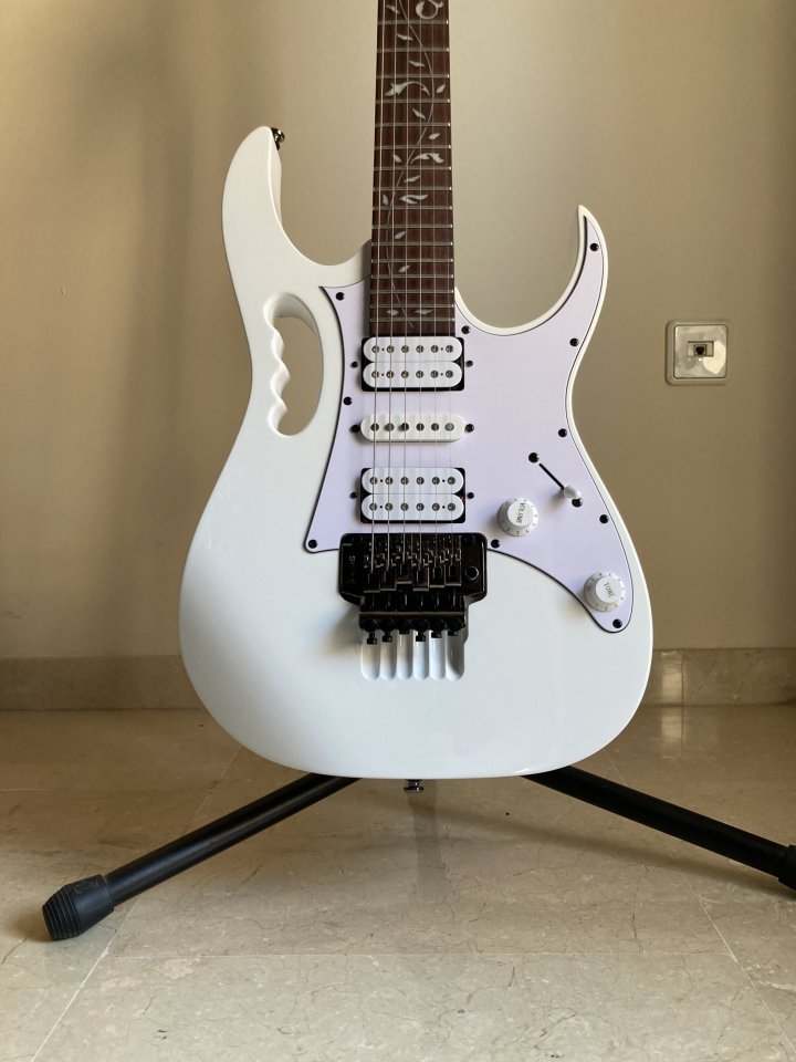 Ibanez Jem jr con funda de segunda mano · Foto 6 de 10 · Valencia · 330 €
