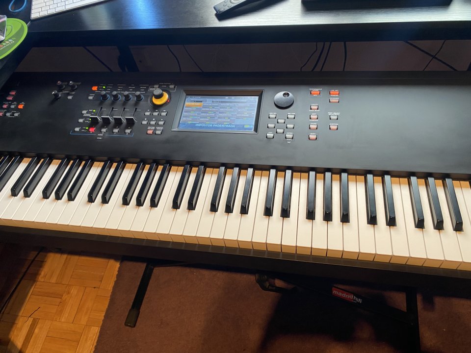 Yamaha MODX8 + Funda Rígida con Ruedas de segunda mano · Foto 1 de 3 · Madrid · 1000 €