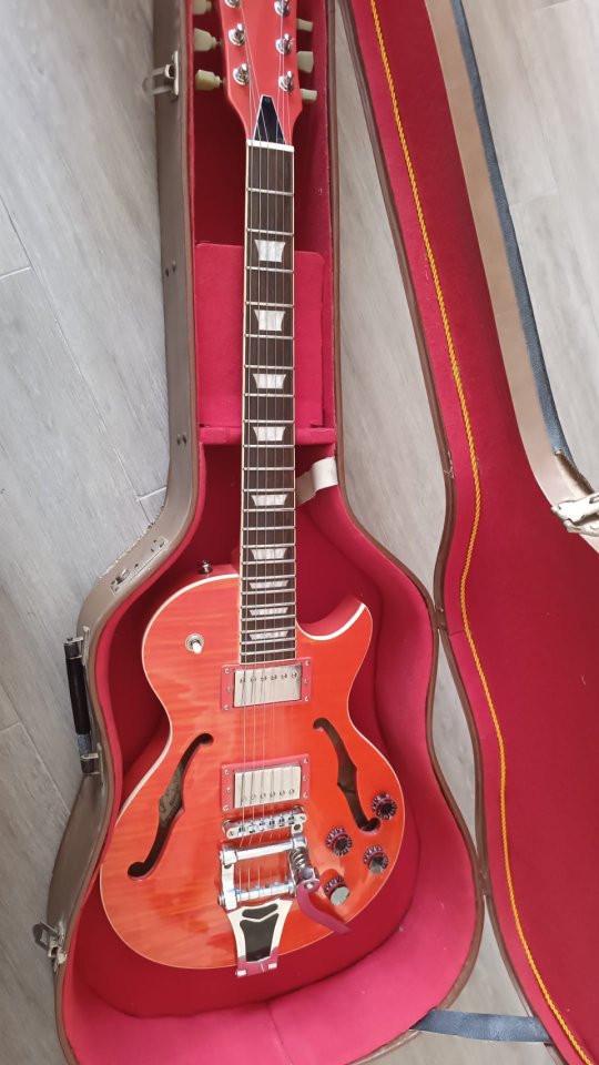 Vendo Expectacular Guitar de Luthier Tipo Gibson de Semicaja de segunda mano · Foto 2 de 10 · Castellón · 795 €