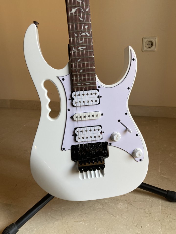 Ibanez Jem jr con funda de segunda mano · Foto 7 de 10 · Valencia · 330 €