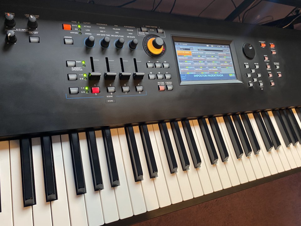 Yamaha MODX8 + Funda Rígida con Ruedas de segunda mano · Foto 2 de 3 · Madrid · 1000 €