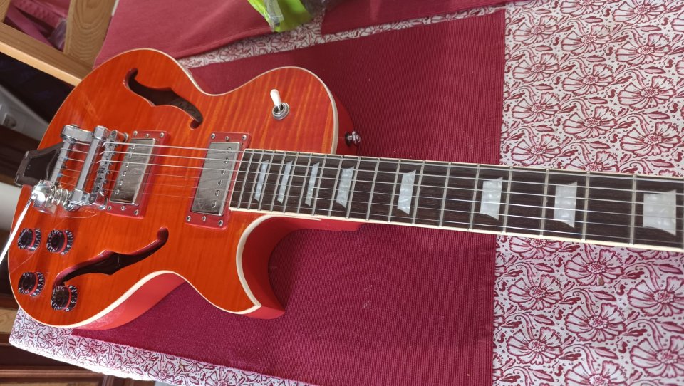 Vendo Expectacular Guitar de Luthier Tipo Gibson de Semicaja de segunda mano · Foto 4 de 10 · Castellón · 795 €