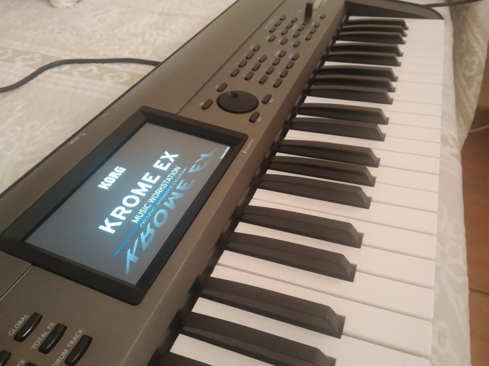 Korg Krome EX 61+Extras de segunda mano · Foto 4 de 8 · Valencia · 500 €