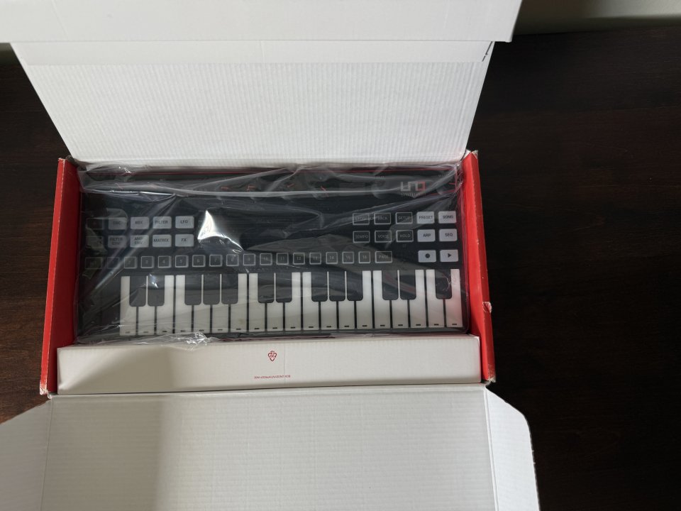 IK Multimedia UNO Synth Pro Desktop nuevo