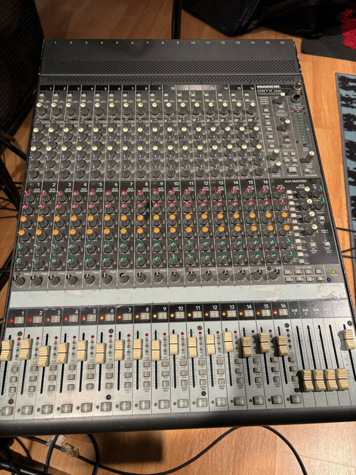 Equipo PA profesional para directo.