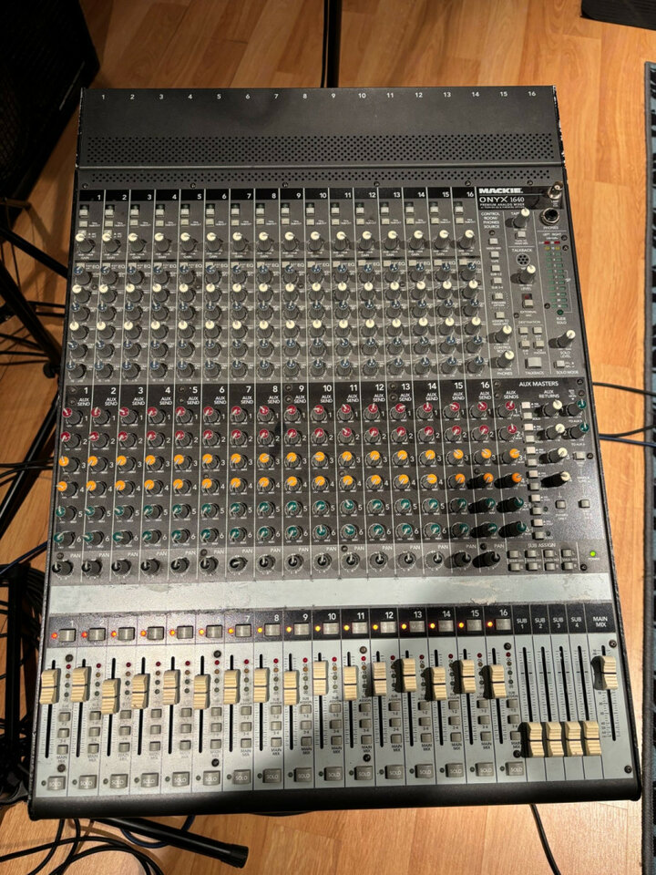 Equipo PA profesional para directo.