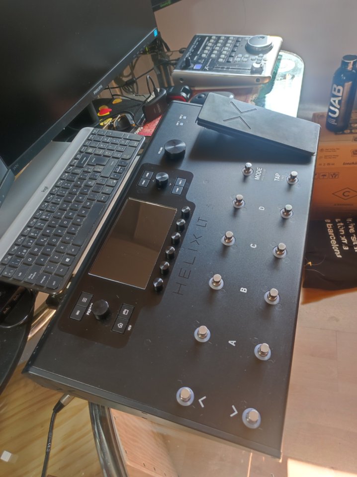 Line6 Helix LT + Mochila de transporte de segunda mano · Foto 4 de 6 · Barcelona · 600 €