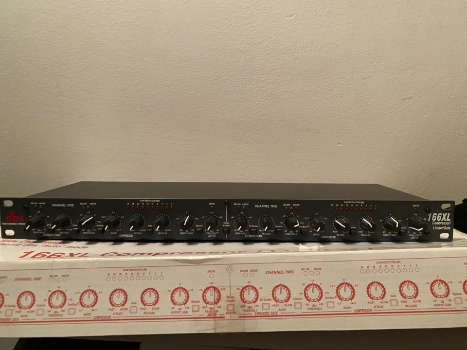 Se vende dbx 166XL Compressor / Limiter / Gate de segunda mano · Foto 2 de 10 · Madrid · 115 €