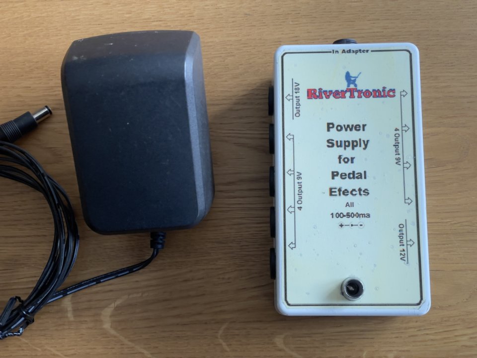 Fuente de alimentación Rivertronic para 10 pedales de segunda mano · Foto 1 de 4 · Sevilla · 60 €