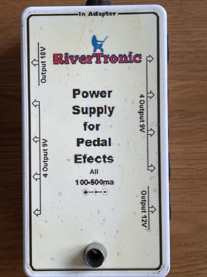 Fuente de alimentación Rivertronic para 10 pedales de segunda mano · Foto 2 de 4 · Sevilla · 60 €
