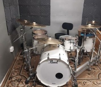 Batería Pearl Másters Maple Reserve en blanco mate.