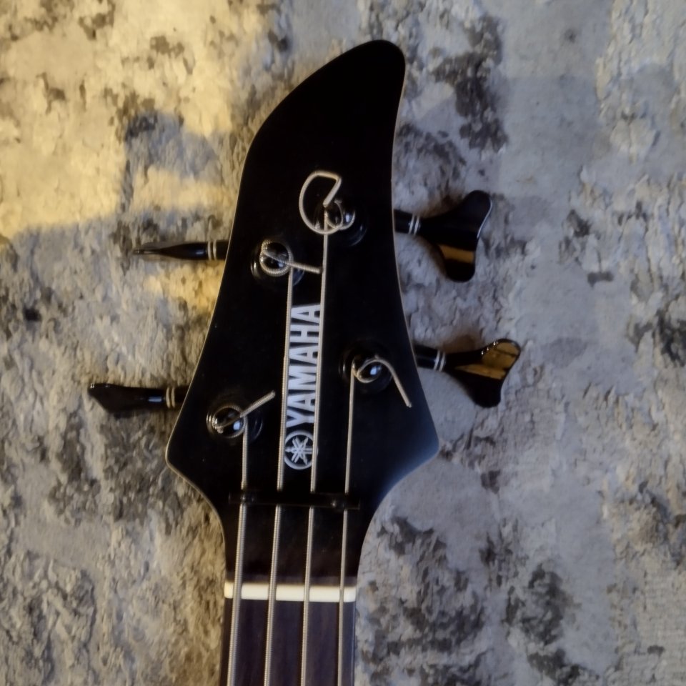 Bajo Yamaha RBX 0A circuito Activo