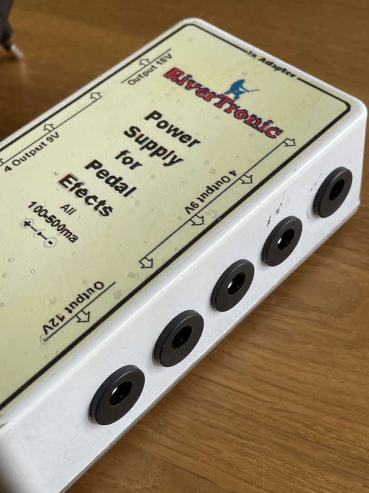 Fuente de alimentación Rivertronic para 10 pedales de segunda mano · Foto 3 de 4 · Sevilla · 60 €
