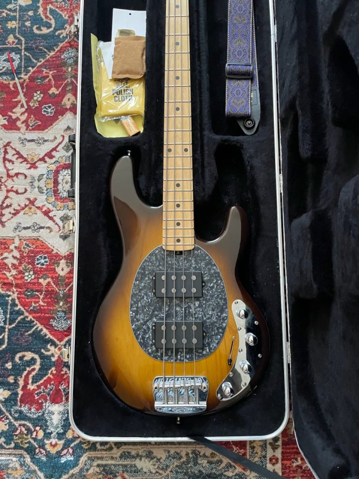 music man stingray hh de segunda mano · Foto 1 de 3 · Asturias · 2200 €