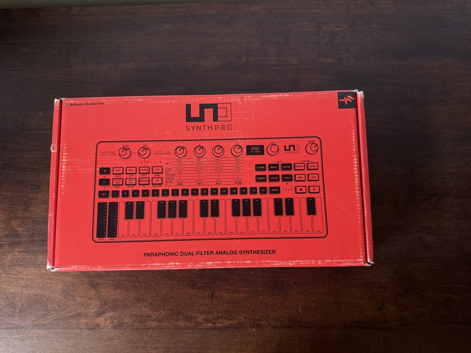 IK Multimedia UNO Synth Pro Desktop nuevo