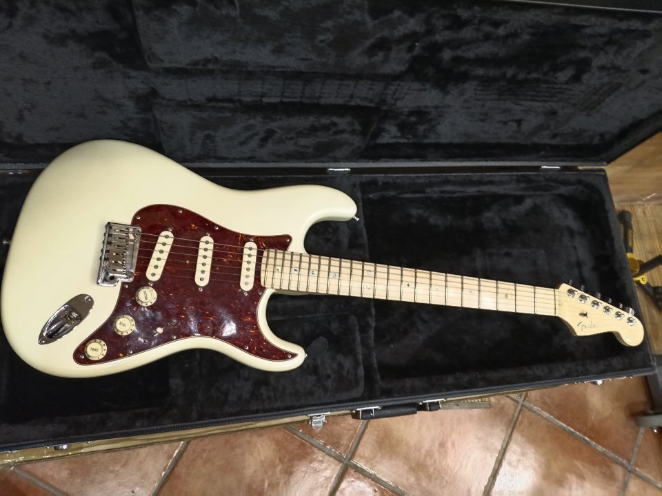 Fender American Deluxe Strat Olympic White Pearl 2009. usa de segunda mano · Foto 2 de 10 · Barcelona · 1500 €