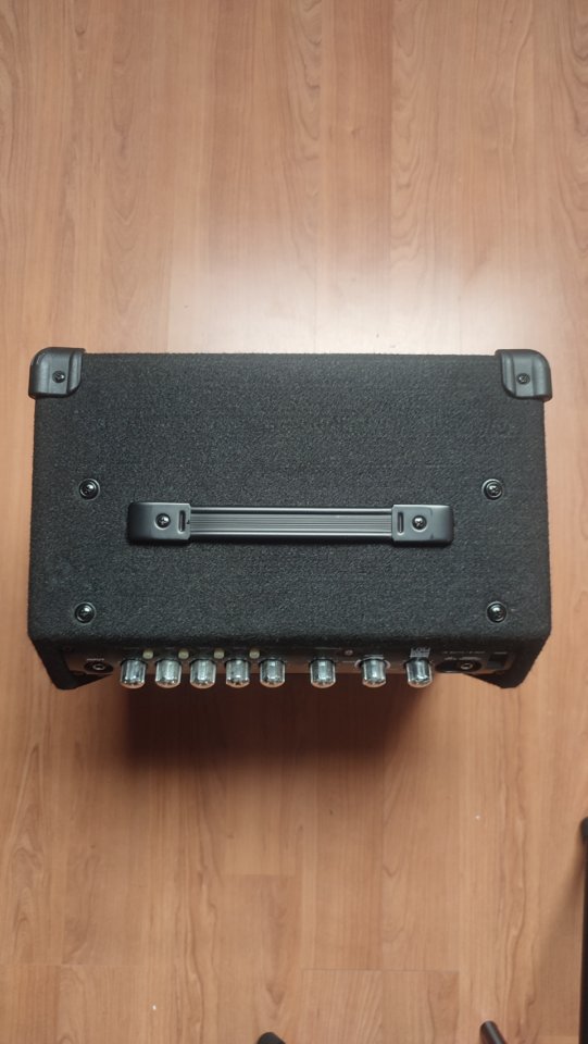 Ampli de Bajo Line6 de segunda mano · Foto 5 de 5 · Madrid · 180 €