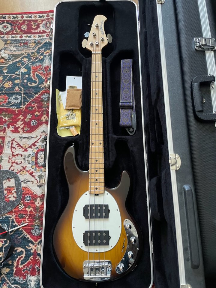 music man stingray hh de segunda mano · Foto 3 de 3 · Asturias · 2200 €