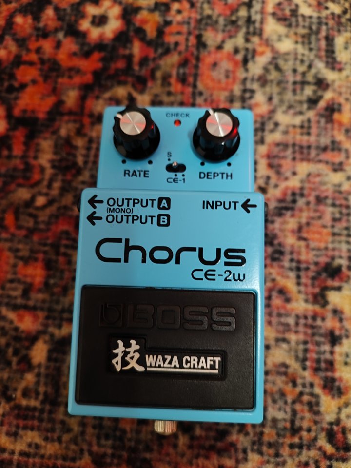 BOSS Chorus CE-2w Waza Craft RESERVADO