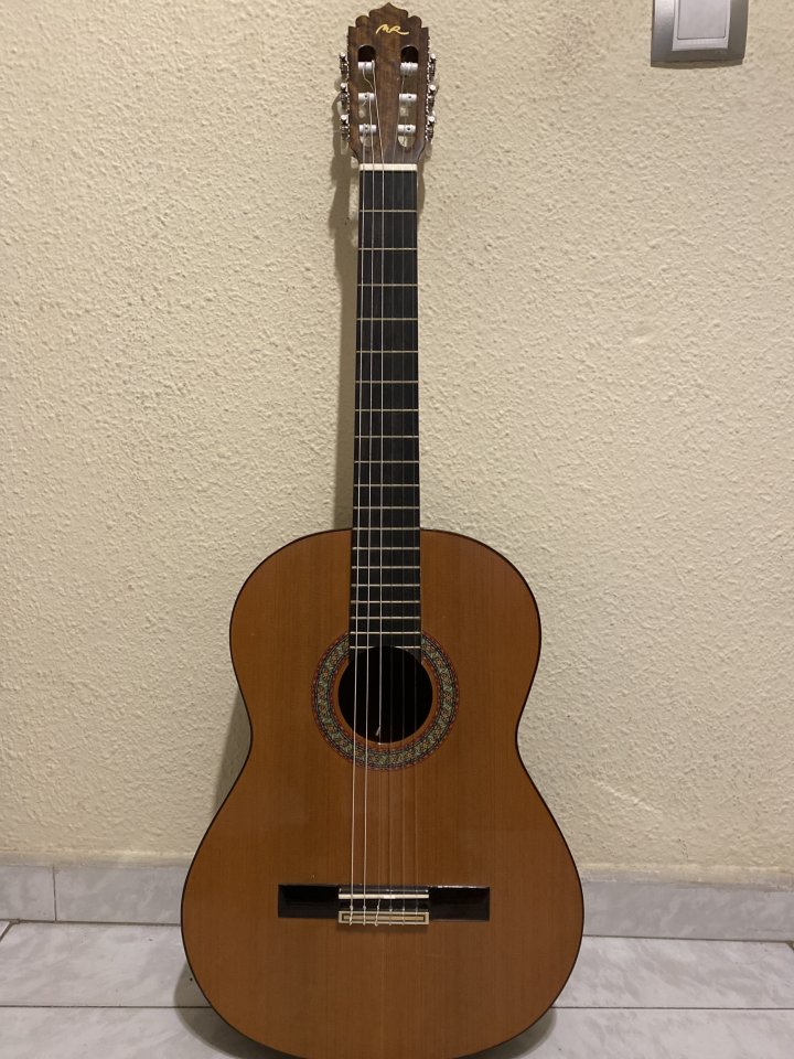 Vendo guitarra clásica de la marca MR