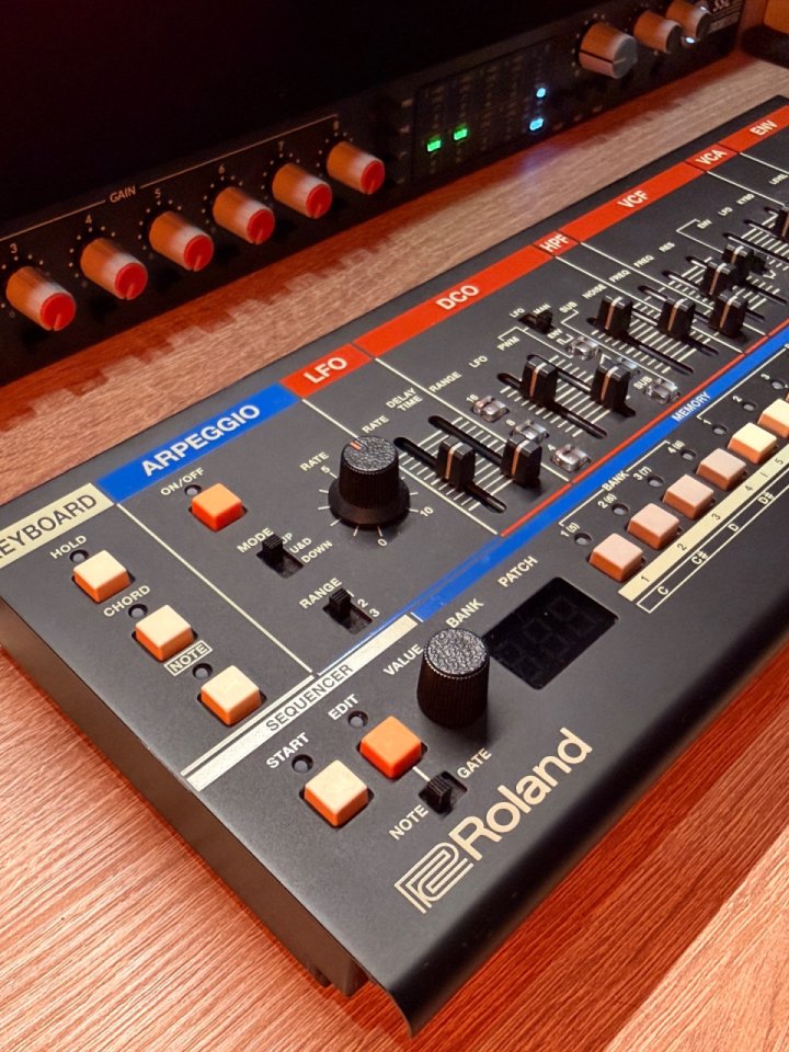 Roland JU-06A